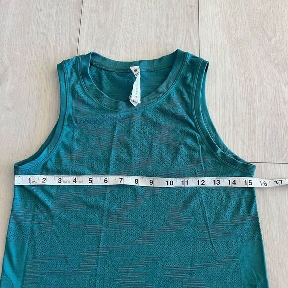 Lululemon women’s top size 2 - Picture 2 of 6